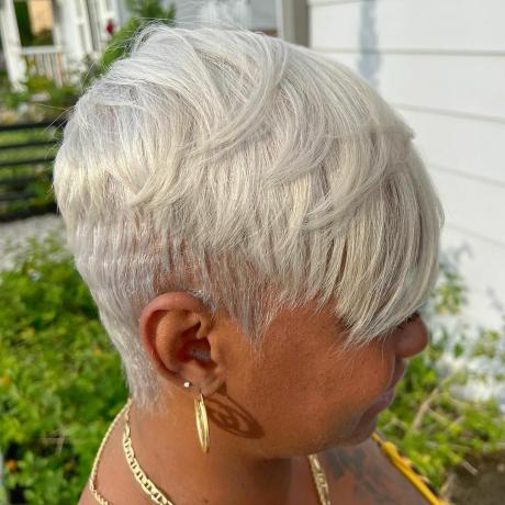 Icy Blonde Relaxed Pixie med Side Swept Bangs