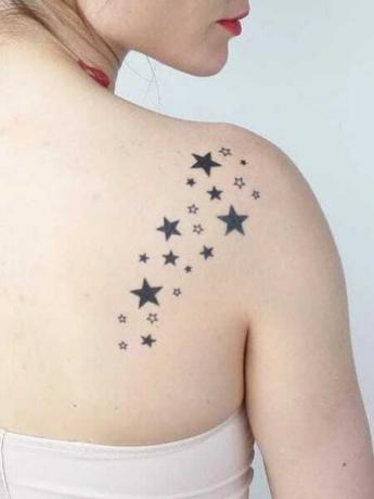 Zvaigžņu tetovējums uz pleca 