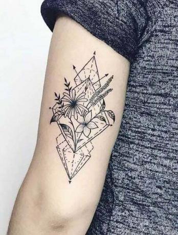幾何学的な花のタトゥー