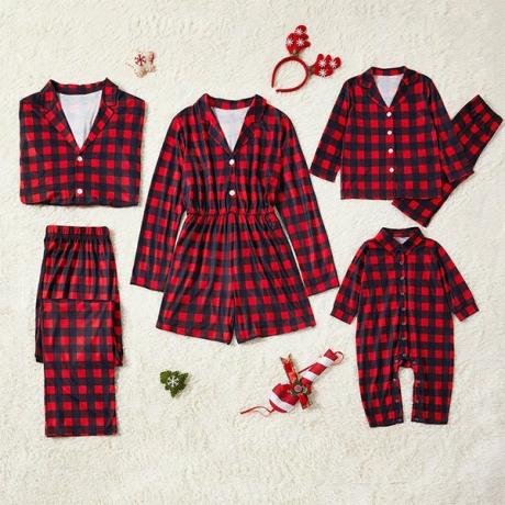 Kalėdų langelių dizaino šeimos pižamos