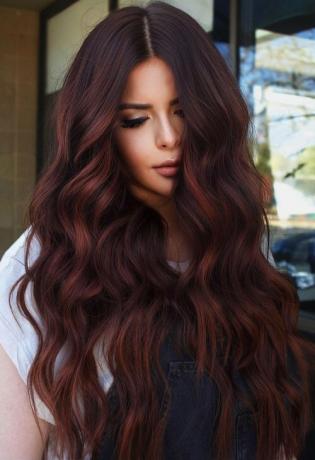 30 působivých červenohnědých barev vlasů pro rok 2023