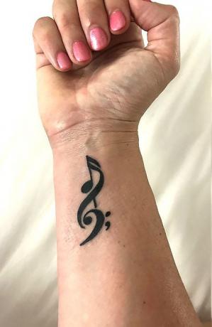 Bodkočiarkové hudobné tetovanie
