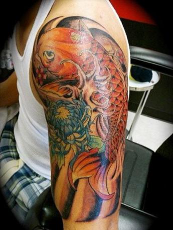 Rybie tetovanie Koi s polovičným rukávom