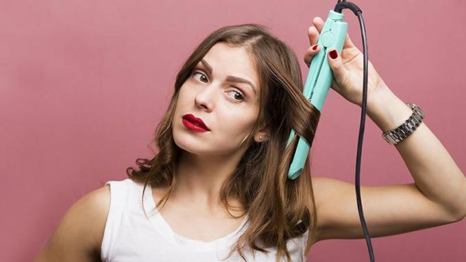 Πώς να κουλουριάσετε τα μαλλιά σας με ένα επίπεδο σίδερο