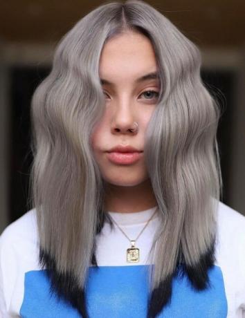 Sivé vlasy s čiernou blokovou farbou na špičkách