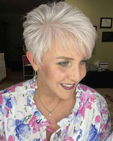 Voluminös Pixie Style för kvinnor 60 år med vitt hår