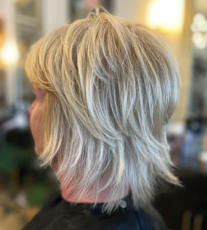 Loira Midi Shag para cabelos finos com mais de 50 anos