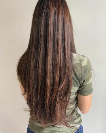 Langes und glattes braunes Haar mit Karamell-Highlights