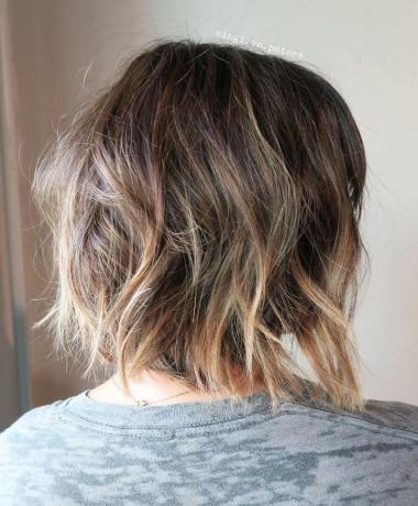 Messy Brown Bob με Big Waves και Highlighted Ends