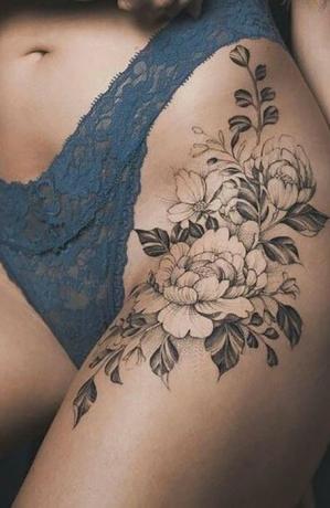 Tatuaje De Rosa En El Muslo