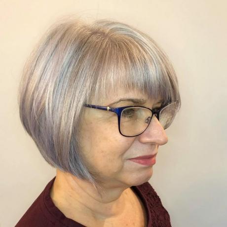 Corte de enmarcado facial para mujeres de 60 años con gafas