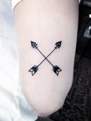 Tatuaje De Flechas Cruzadas