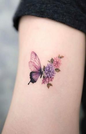 Tatuaż motyl i kwiat