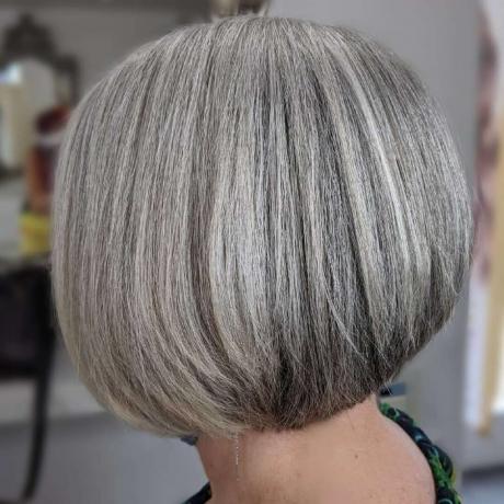 kort teksturert bob -hårklipp for fint grått hår