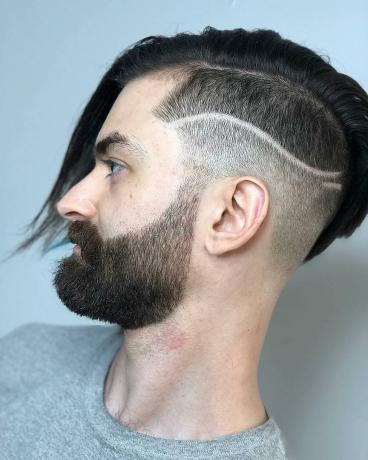 Comb Over Fade dengan Shaved Line untuk Rambut Panjang