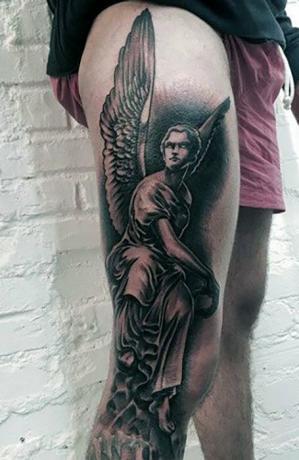 Татуювання на ногах ангела