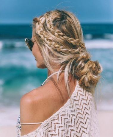 20 idee ispiratrici per i capelli da spiaggia per una bella vacanza