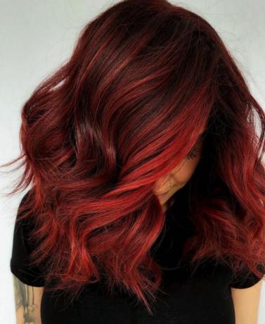 Balayage na tmavé až žiarivo červené vlasy