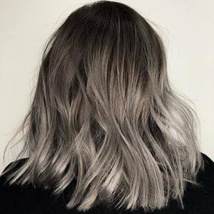 Trend sivých vlasov Ombre z roku 2021: 14 najhorúcejších príkladov