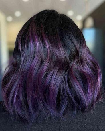 Tmavě fialové vlasy s částečnou balayage