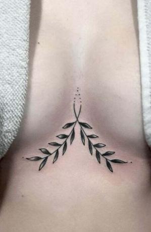 Meningsfull liten brystbein tatovering