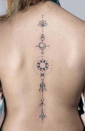 Sun Moon selkärangan tatuointi