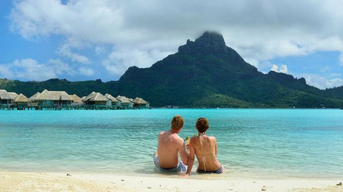 Romantický svadobný pár na Bora Bora