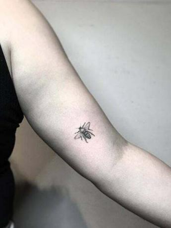 Bee Inner Arm Tatuering