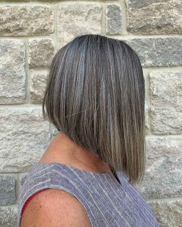 Långvinklad Bob-frisyr för en kvinna i sextioårsåldern
