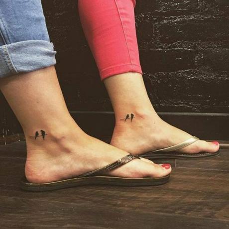Kleine moeder en dochter-tatoeage