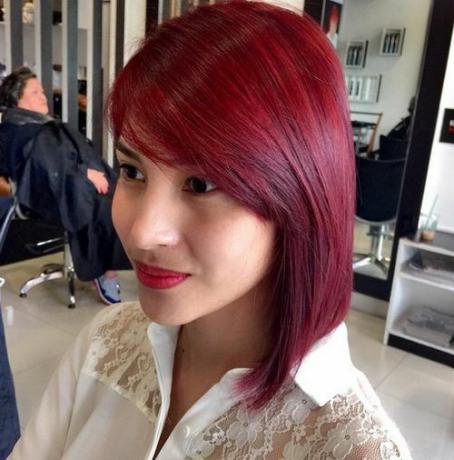 „Cherry Hue“ plaukų spalva vidutinei šukuosenai