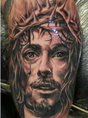 Jézus sírt tetoválás