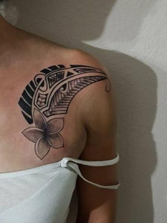 Maorské tetování na rameni 