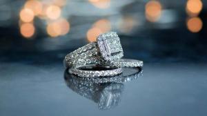 20 nejlepších míst k nákupu zásnubních prstenů online