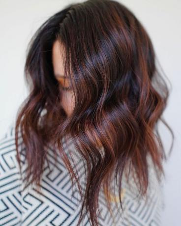 Cheveux bruns profonds avec des reflets rouges