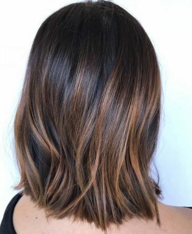 Mechas de caramelo en cabello oscuro