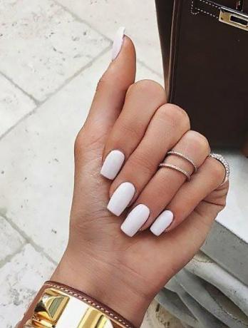 Enkla vita naglar