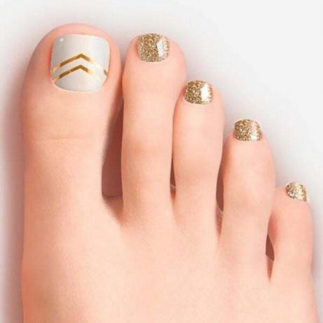 Zlatý dizajn nechtov na nohe