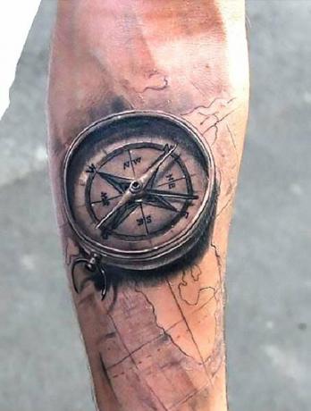 Татуировка на морски компас