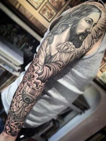 Исусова тетоважа на рукаву 2