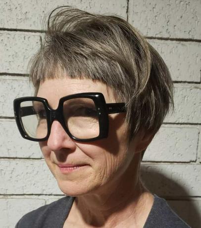 Krátky strih pre ženy nad 60 rokov s okuliarmi