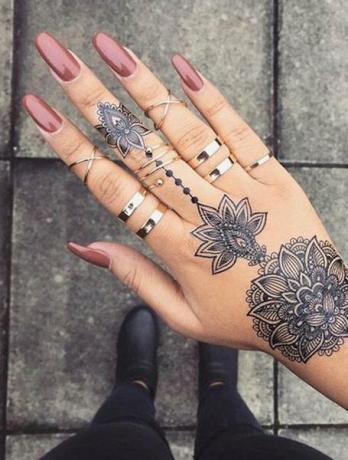 Tatuaje de flor de dedo de loto