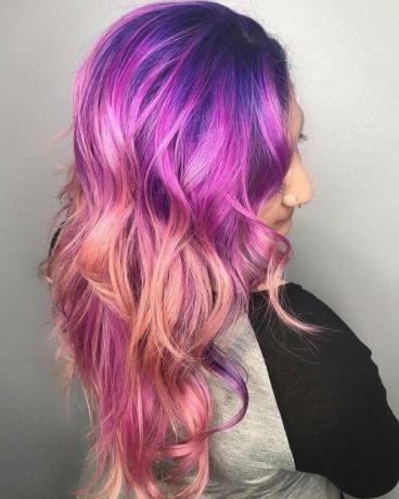 Karališkai violetiniai ir rožiniai plaukai Romantika