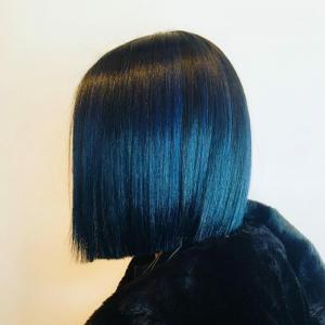16 osupljivih polnočno modrih barv za lase leta 2021