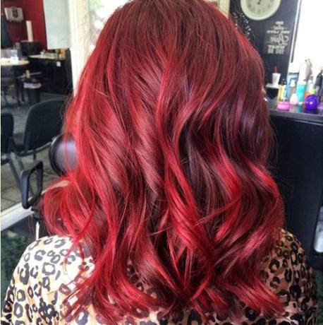 jasne červená farba vlasov