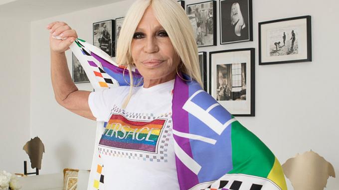 Versace presenta la collezione a tema Pride