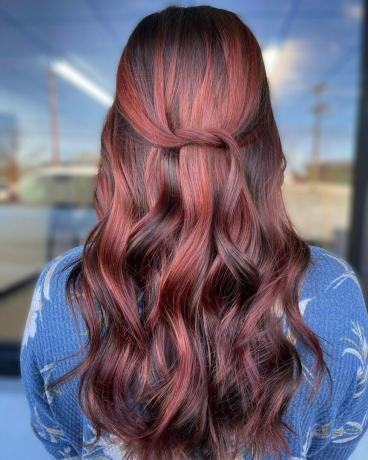 Røde høydepunkter på mørkt hår