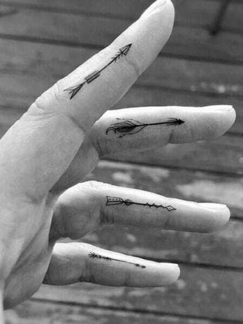 Τατουάζ με τα δάχτυλα βέλους
