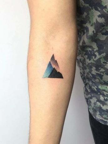 Tatuaje Geométrico De Montaña