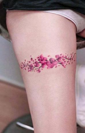 Tatuaje de rama de flor de cerezo1